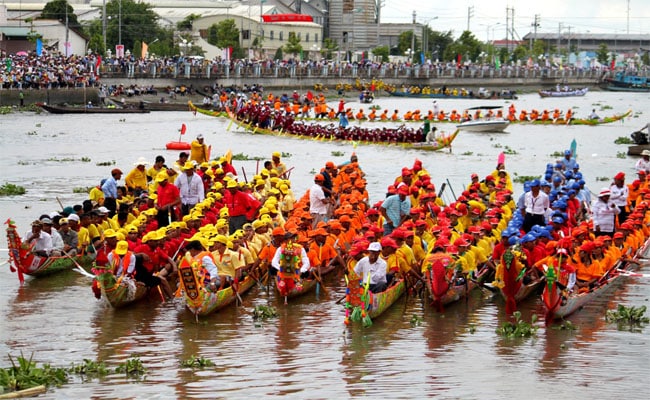 Lễ hội đua thuyền rồng truyền thống trên sông Chùa